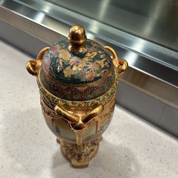 VINTAGE ROYAL SATSUMA VASE, TRIPLE HANDLE, HAND PAINTED, JAPANESE - Picture 4 of 11